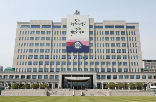 윤석열 대통령이 10일 취임 1주년을 맞았다. 사진은 이날 서울 용산 대통령실 청사.   연합뉴스